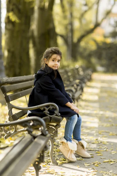 Kleines Mädchen auf der Bank — Stockfoto