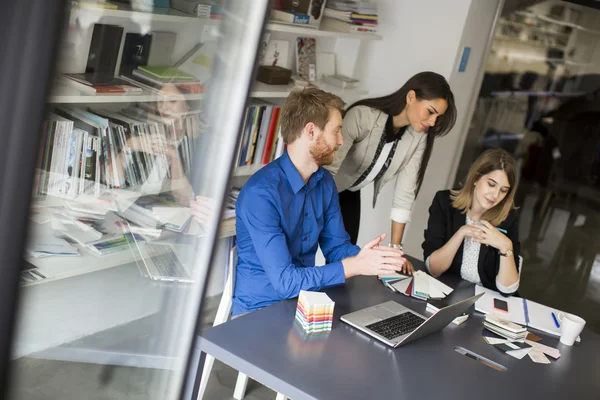 Les jeunes dans le bureau — Photo