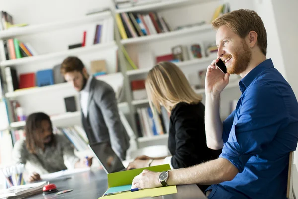 Junge Leute im Büro — Stockfoto