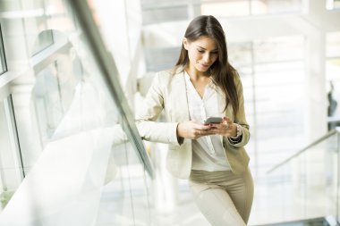 Ofisteki genç bayan.