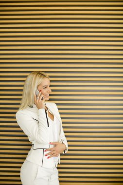 Telefonu olan genç bir kadın.