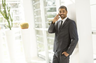 cep telefonu ofiste olan adam