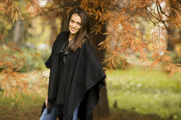 Femme dans le parc d'automne — Photo