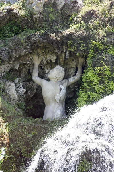 Fuente en Tivoli, Italia — Foto de Stock