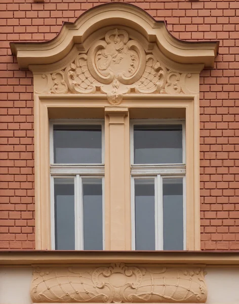 Klassisches Prager Fenster — Stockfoto