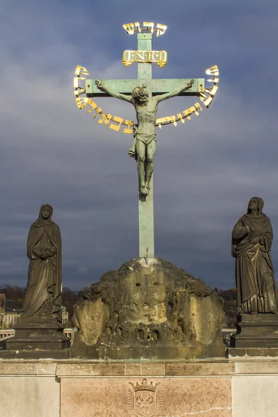 Statue von Kruzifix und Kalvarienberg — Stockfoto