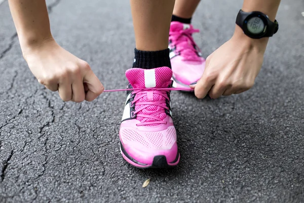 Woman tying shoelaces — Stock Photo, Image