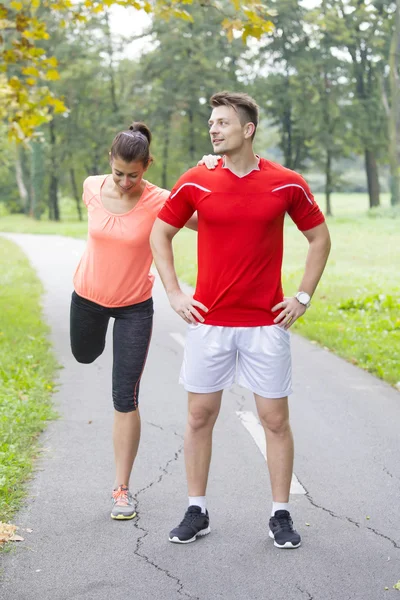 Folk som springer i parken — Stockfoto