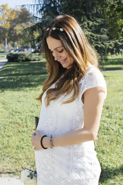 Beautiful pregnant bride — Stock Photo, Image