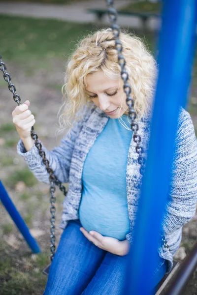 Femme enceinte sur le swing — Photo