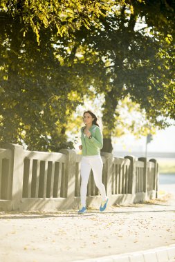 çalışan genç bir kadın