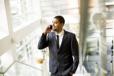 cep telefonu ofiste olan adam