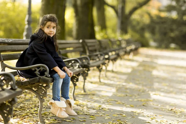 Ragazza al parco autunnale — Foto Stock