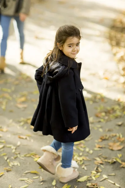 Girl at the autumn park — Stock Photo, Image