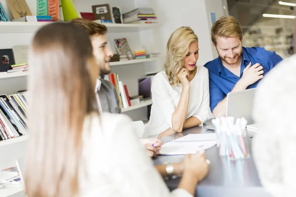 Jongeren op kantoor — Stockfoto