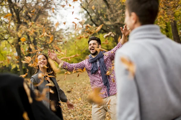 Junge Leute im Herbstpark — Stockfoto