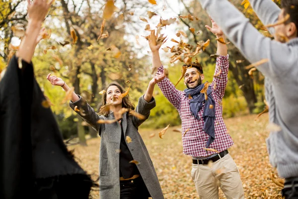 Junge Leute im Herbstpark — Stockfoto