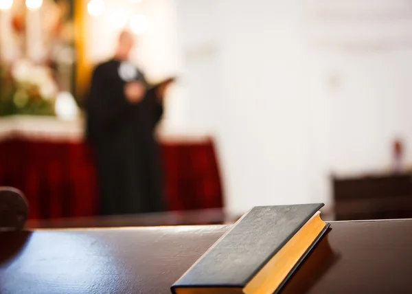 Gesloten Bijbel in kerk — Stockfoto