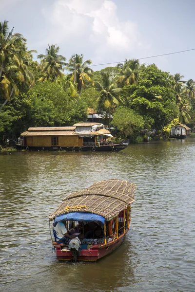 Unindetified people at backwaters — Stock Photo, Image