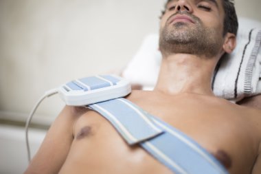 Erkek hastaya fizik tedavi