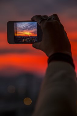 Gün batımında alarak fotoğraf