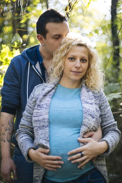 Junges schwangeres Paar — Stockfoto