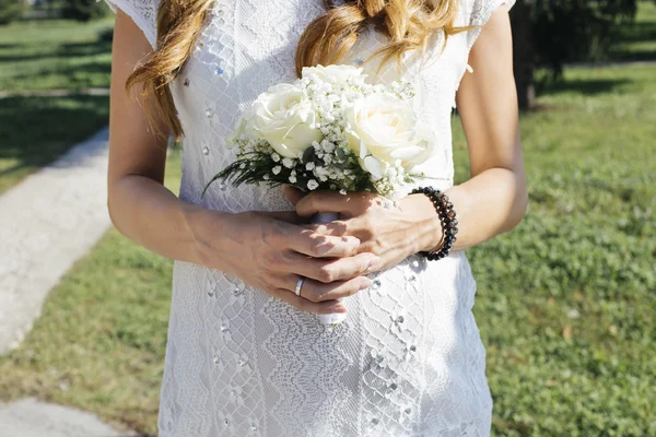 Beautiful pregnant bride — Stock Photo, Image