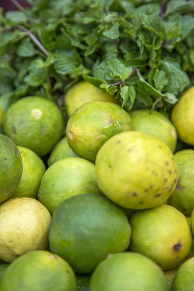 Kalk en munt op de markt — Stockfoto