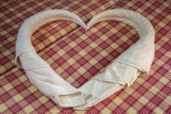 床上的白色毛巾 — 图库照片