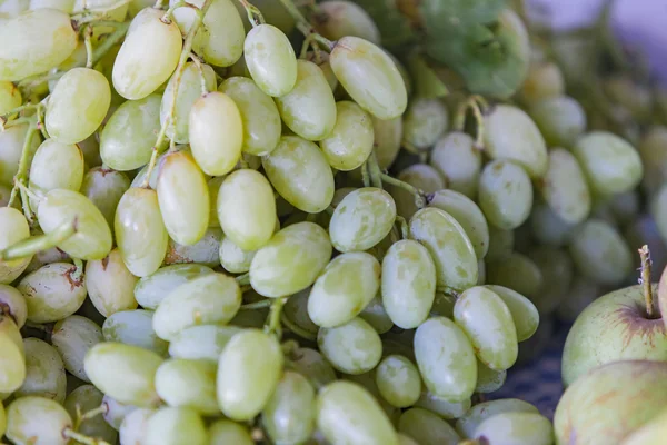 Fresh grapes on the market — Stock Photo, Image