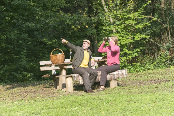 Couple aîné dans le parc — Photo