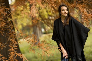 Sonbahar parkındaki kadın.