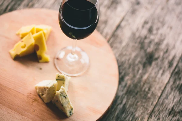Сыр и бокал вина — стоковое фото