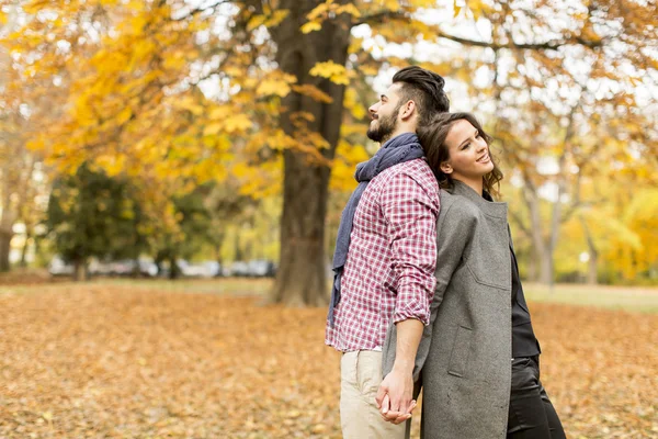 Pareja joven en el parque — Foto de Stock