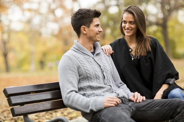 Pareja en el parque de otoño —  Fotos de Stock