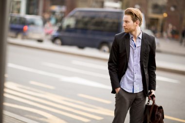 Sokakta yürüyen bir adam