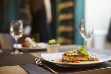 Sos ve otlar ile ızgara somon