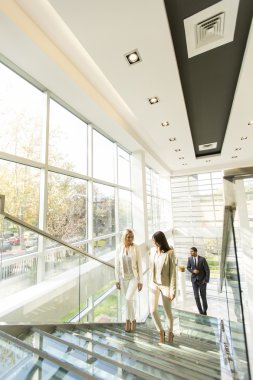 ofiste yürüyen insanlar