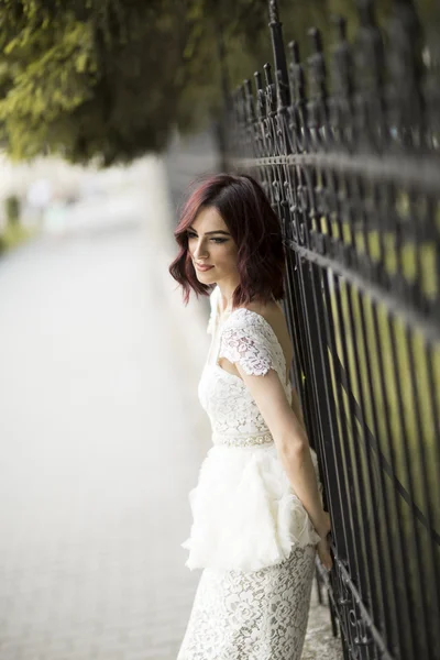 Beyaz drress genç kadın — Stok fotoğraf