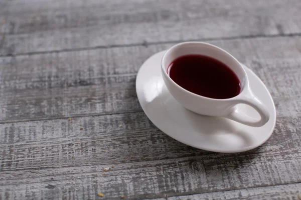 Чашка чая на столе — стоковое фото