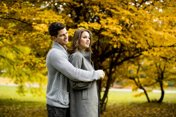 Junges Paar im Park — Stockfoto