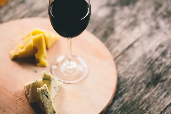 奶酪和葡萄酒杯 — 图库照片
