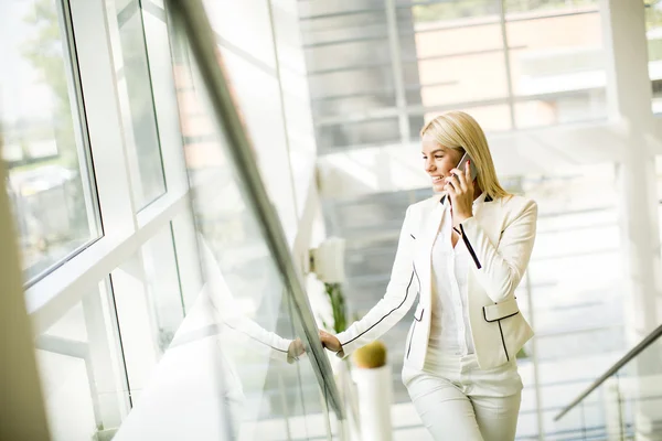 Giovane donna con telefono — Foto Stock