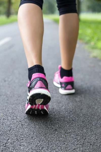 Mujer joven corriendo — Foto de Stock