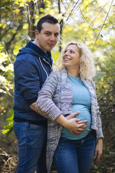 Unga gravida par — Stockfoto