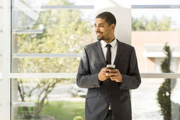 Mann mit Handy im Büro — Stockfoto