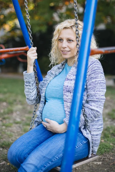 Femme enceinte sur le swing — Photo