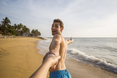 Kumsaldaki genç adam.