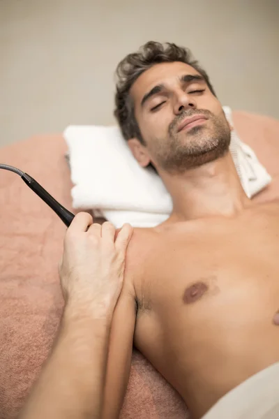 Male patient at physiotherapy — Stock Photo, Image