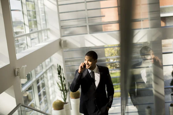 Mann mit Handy im Büro — Stockfoto